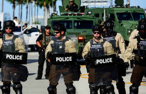 Miami Downtown, FL, ABD - 31 Mayıs 2020: Şiddet ve ırkçılığa karşı bir protesto sırasında Miami 'de polis ve ordu. — Stok fotoğraf