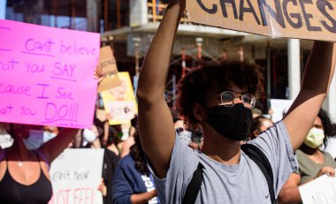 Miami Downtown, FL, ABD - 31 Mayıs 2020: ABD 'de insanlar protestolarda değişiklik talep ediyor. Siyahi bir adamın öldürülmesinden sonra Amerika sokaklarında ırkçılıkla mücadele.