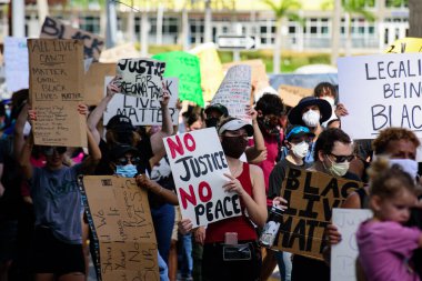 Miami Downtown, FL, ABD - 31 Mayıs 2020: İnsanlar. Gösterilerde siyah ve beyaz birlikte. Adalet yok, kadın ellerinde barış posteri yok. Bütün hayatlar madde işareti olamaz. George Floyd 'un cinayetine karşı..