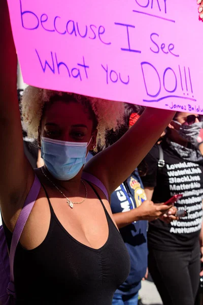 Miami Downtown, FL, États-Unis - 31 MAI 2020 : Les villes américaines craignent plus de destruction alors que les manifestants font rage contre la brutalité policière. Je vois ce que tu signes. Militante à cause des manifestations . — Photo