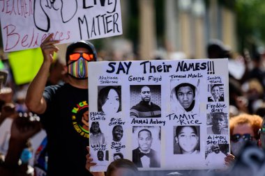 Miami Downtown, FL, ABD - 31 Mayıs 2020: George Floyd, Tamir Rice, Atatiana Jefferson, Trayvon Martin, Ahmed Aubrey, Eric Garner, Sandra Bland, Freddie Gray, Alton Sterling posteri. ABD halkı protesto ediyor.