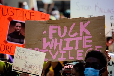 Miami Downtown, FL, ABD - 31 Mayıs 2020: beyaz ayrıcalıkları posterine karşı. George Floyd için adalet. Floyd 'un ölümünden sonra barışçıl protestolar.