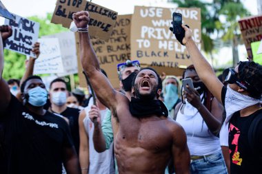 Miami Downtown, FL, ABD - 31 Mayıs 2020: Siyahların Yaşamı Önemli. Siyah bir adamın ruhunun çığlığı. İnsanların hakları için verilen mücadele. George Floyd 'un ölümü: insanlar protesto ve ayaklanma.