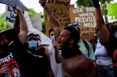 Miami Downtown, FL, ABD - 31 Mayıs 2020: Protestocuların polis şiddetine karşı öfkelenmesiyle ABD şehirleri yıkıldı. George Floyd ve polisin ölümü üzerine yapılan protestolar. ABD genelinde protestolar patlak verdi.