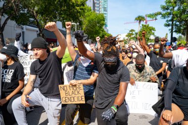 Miami Downtown, FL, ABD - 31 Mayıs 2020: Siyahların Yaşamı Önemli. Birçok Amerikan vatandaşı George Floyd 'un ölümüne karşı barışçıl protestolara katıldı: insanlar protesto ediyorlar. Beyaz ve siyah birlikte..