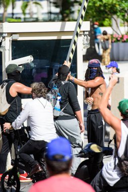 Miami Downtown, FL, ABD - 31 Mayıs 2020: George Floyd 'un polis gözetiminde öldürülmesi üzerine şiddetli protestolar. Protestocular polis şiddetine karşı öfkelenirken, ABD şehirleri daha fazla yıkımdan korkuyor.