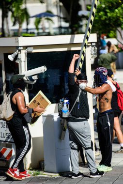 Miami Downtown, FL, ABD - 31 Mayıs 2020: Barışçıl gösteriler şiddete dönüştü ve bazı durumlarda ölümcül ayaklanmalara dönüştü. Şiddetli ayaklanmalardan sersemleyen şehirler kısıtlamaları sıkılaştırıyor, sokağa çıkma yasağı uyguluyor.