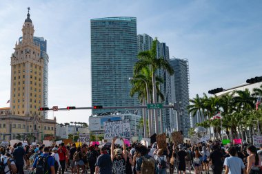 Miami Downtown, FL, ABD - 31 Mayıs 2020 Miami protestosu. Polis ve protestocular Florida 'da. Protestocular, George Floyd 'un protestoları için Miami şehir merkezinde toplandılar..