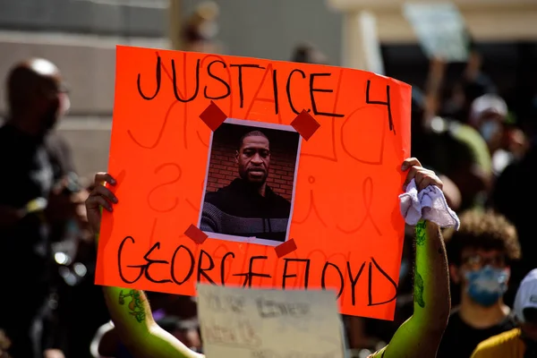 Miami Downtown, FL, USA - MAJ 31, 2020: Śmierć George 'a Floyda: ludzie protestują i protestują. Sprawiedliwość dla plakatu George 'a Floyda. Ludzie wyszli na ulice przeciwko okrucieństwu.. — Zdjęcie stockowe