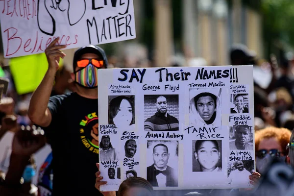 Miami Downtown, FL, USA - 2020年5月31日: George Floyd, Tamir Rice, Atatiana Jerson, Trayvon Martin, Ahmed Aubrey, Eric Garner, Sandra Bland, Freddy Gray, Alton Sterling poster.米国の人々は抗議. — ストック写真