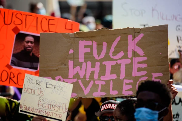 Miami Downtown, FL, EUA - 31 de maio de 2020: Contra o cartaz de privilégio branco. Justiça para George Floyd. Protestos pacíficos após a morte de Floyd . — Fotografia de Stock