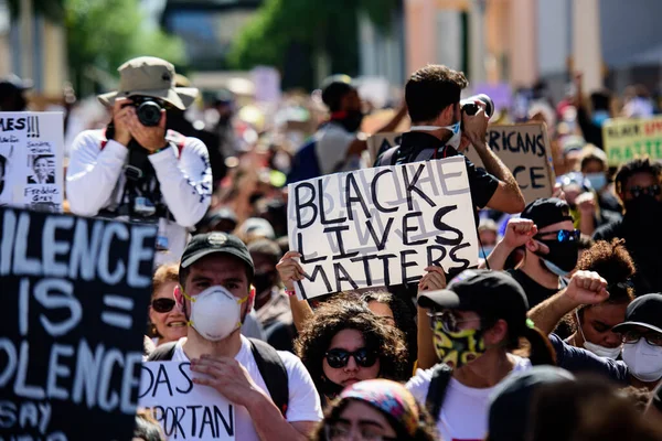 Miami Downtown, FL, Estados Unidos - 31 de mayo de 2020: Black Lives Matter. La ciudad estadounidense y las desigualdades raciales. La población negra. George Floyd protesta en el sur de Florida, toque de queda impuesto . —  Fotos de Stock