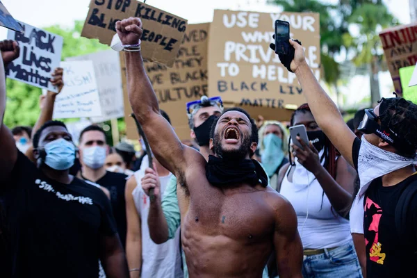 Miami Downtown, FL, USA - 31 MAI 2020 : Black Lives Matter. Le cri de l'âme d'un homme noir. La lutte pour les droits des personnes. George Floyd mort : les gens protestent et émeutent . — Photo