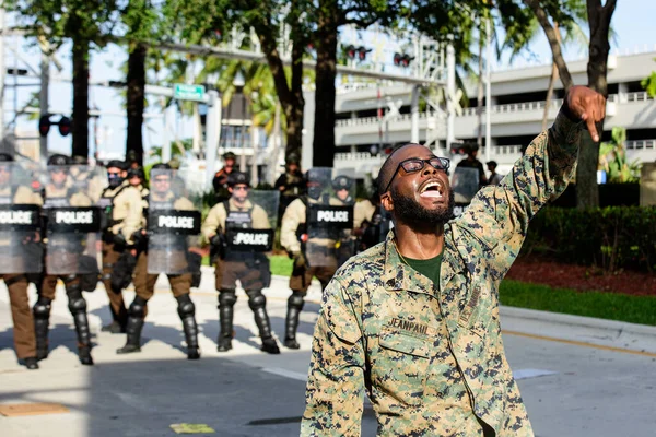 Miami Downtown, FL, Estados Unidos - 31 de mayo de 2020: Policía y manifestantes del área de Miami. Confrontación. El conflicto entre la policía estadounidense y los negros durante las protestas masivas en Estados Unidos . — Foto de Stock