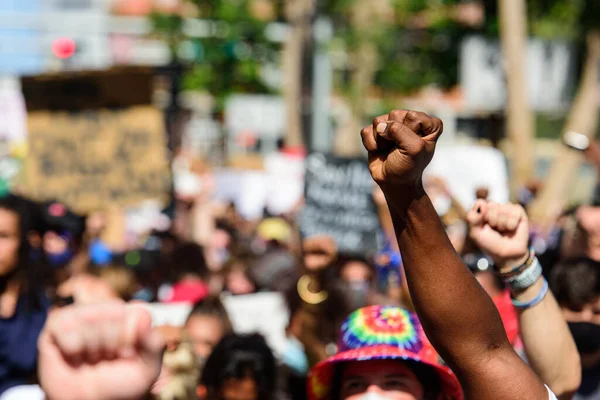 Майами Даунтаун, штат Флорида, США - 31 января 2020 года: Черная рука на мирном протесте. Права человека. Ситуация в США с демонстрациями после убийства Миннеаполиса. Смерть Джорджа Флойда . — стоковое фото