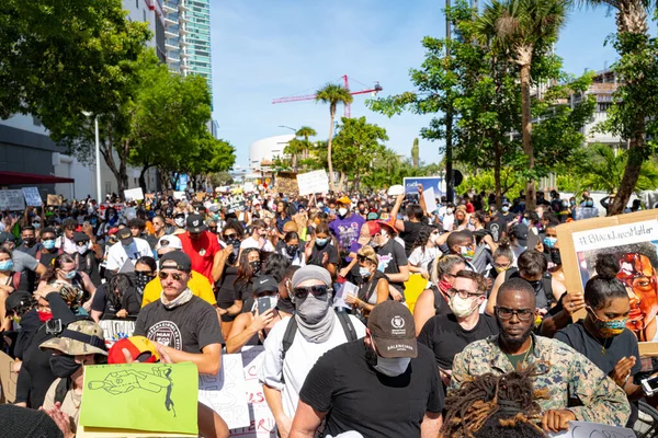 Miami Downtown, FL, USA - MAY 31, 2020: Black Lives Matter. 많은 미국 사람들 이 조지 플로이드의 죽음에 대항하여 미국에서 평화적 인 시위를 벌였다: 사람들 이 시위를 하고 있다. 흰색 과검은 함께. — 스톡 사진