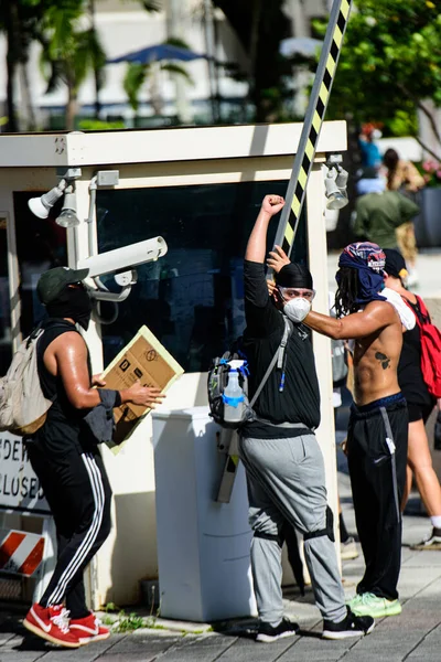 Miami Downtown, FL, ABD - 31 Mayıs 2020: Barışçıl gösteriler şiddete dönüştü ve bazı durumlarda ölümcül ayaklanmalara dönüştü. Şiddetli ayaklanmalardan sersemleyen şehirler kısıtlamaları sıkılaştırıyor, sokağa çıkma yasağı uyguluyor.