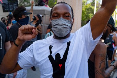 Miami Downtown, FL, ABD - 31 Mayıs 2020: Siyah bir adam hakları ve ırkçılığa karşı savaşıyor. Coronavirüs salgını sırasında ABD protestoları.