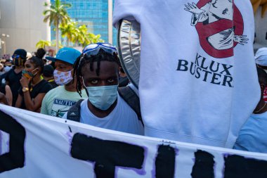 Miami Downtown, FL, ABD - 31 Mayıs 2020: ırkçılığa karşı mücadele. George Floyd için adalet. Gösteri, ABD 'li eylemci. Duygusal ırkçılık karşıtı gösteriler. ABD 'de protestolar.