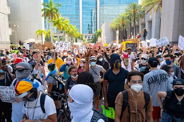 Miami Downtown, FL, ABD - 31 Mayıs 2020: Birçok beyaz insan siyahların hakları için savaşmaya gitti. Siyahların Yaşamı Önemlidir. Minneapolis cinayeti üzerine ABD 'de protestolar patlak verdi.