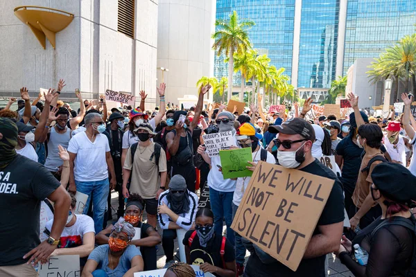 Miami Downtown, FL, Estados Unidos - 31 de mayo de 2020: Black Lives Matter. Muchos estadounidenses acudieron a protestas pacíficas en Estados Unidos contra la muerte de George Floyd: la gente está protestando. Blanco y negro juntos . —  Fotos de Stock