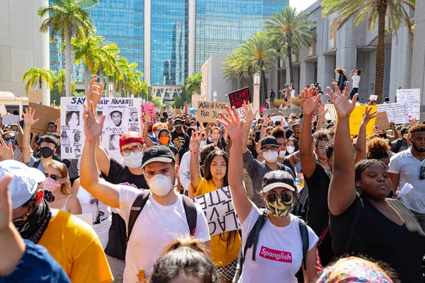 Miami Downtown, FL, USA - 31 mei 2020: Veel blanken gingen naar de demonstratie voor de rechten van zwarten. Zwarte Levens zijn belangrijk. Wit en zwart samen. — Stockfoto