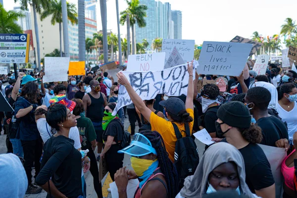 Miami Downtown, FL, Estados Unidos - 31 de mayo de 2020: Black Lives Matter. Muchos estadounidenses acudieron a protestas pacíficas en Estados Unidos contra la muerte de George Floyd: la gente está protestando. Blanco y negro juntos . —  Fotos de Stock