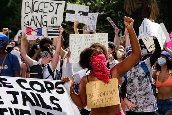 Miami Downtown, FL, ABD - 31 Mayıs 2020: Ben Breonna Taylor, ABD 'de George Floyd' un ölümüne karşı barışçıl protesto yapan kadın: insanlar protesto ediyor. Kadın eylemci protestocu.