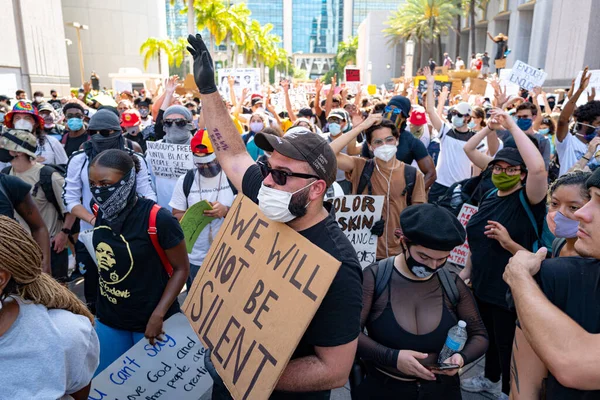 Miami Downtown, FL, ABD - 31 Mayıs 2020: ABD 'de Siyahi Yaşamı Önemli Protesto. Birçok Amerikalı, George Floyd 'un ölümüne karşı Amerika' da barışçıl protestolara katıldı. Sessiz kalma..