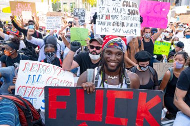 Miami Downtown, FL, ABD - 31 Mayıs 2020: İnsanlar adaletsizlikten bıktı. ABD 'de zulüm ve ırkçılığa karşı protestolar. Deri rengi ve eşitliği.