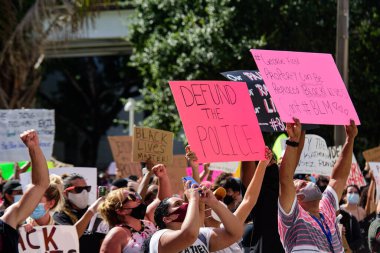 Miami Downtown, FL, ABD - 31 Mayıs 2020: Polis posterini iptal et. Siyahlar gösteri yapar. Siyahların Yaşamı Önemlidir. Birçok Amerikalı, George Floyd 'un ölümüne karşı Amerika' da barışçıl protestolara katıldı..