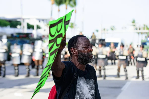 Miami Downtown, FL, USA - MAJ 31, 2020: Äldre svart man i en demonstration mot rasism. Black Lives Matter, Jag kan inte andas protesten för George Floyd. — Stockfoto