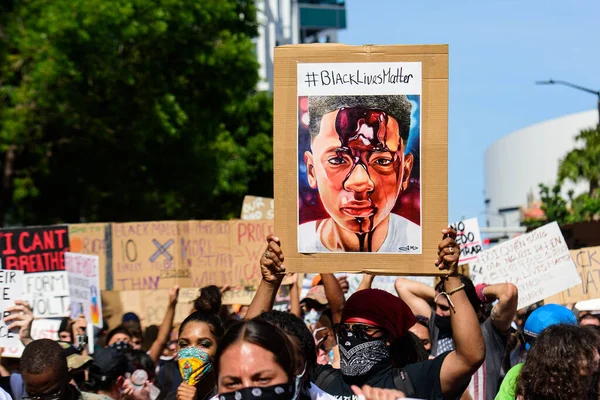Miami Downtown, FL, USA - May 31, 2020: Black Lives Matter. Tiltakozók gyűltek össze a belvárosban, hogy támogassák George Floyd-ot. George Floyd meghalt egy összetűzés után, mialatt a rendőrség őrizetben volt.. — Stock Fotó