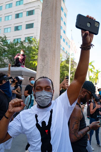Miami Downtown, Florida, USA - 31. Mai 2020: Proteste während einer Coronavirus-Pandemie. Schwarzer Mann in Schutzmaske gegen Viren. Rassenungleichheit in den USA. — Stockfoto