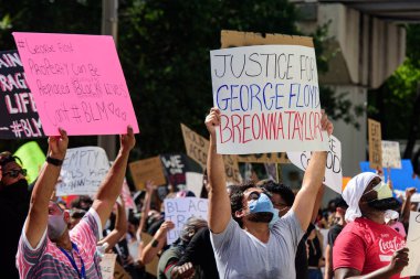 Miami Downtown, FL, ABD - 31 Mayıs 2020: George Floyd Breonna Taylor Poster için Adalet. Siyahların Yaşamı Önemlidir. Birçok Amerikalı, George Floyd 'un ölümüne karşı Amerika' da barışçıl protestolara katıldı..