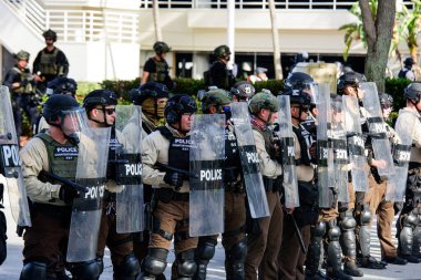 Miami Downtown, FL, ABD - 31 Mayıs 2020: ABD polisi. Koruma ve güvenlik. Polisler Amerikan şehirlerini yok edicilerden ve ezicilerden korumaya hazır..