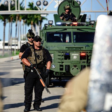 Miami Downtown, FL, ABD - 31 Mayıs 2020: Silahlı Amerikan ordusu. Vatandaşların güvenliği ve güvenliği. ABD sokaklarında polisler ve askerler..