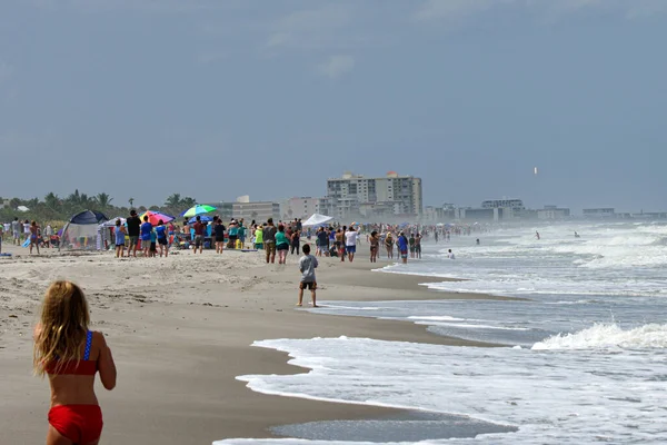 Cocoa Beach, FL, USA - MAY 30, 2020: Люди на пляжі Кокоа у Флориді дивляться перший астронавт SpaceX з НАСА. SpaceX Falcon 9 ракета. — стокове фото