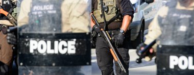 Miami Downtown, FL, ABD - 31 Mayıs 2020: ABD polisi ve askeri. Ordu. ABD ırkçılık karşıtı gösterileri kontrol etmek için orduyu kullanıyor. Güvenlik, koruma savunması.