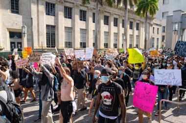 Miami Downtown, FL, ABD - 31 Mayıs 2020: Siyahların Yaşamı Önemli. Birçok Amerikan vatandaşı George Floyd 'un ölümüne karşı barışçıl protestolara katıldı: insanlar protesto ediyorlar. Beyaz ve siyah birlikte..