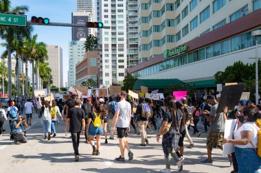 Miami Downtown, FL, ABD - 31 Mayıs 2020: Miami bölgesi protestocuları. Protestolar ABD 'nin dört bir yanındaki şehirlere yayıldı. Miami protestosu canlı. Polis ve protestocular.