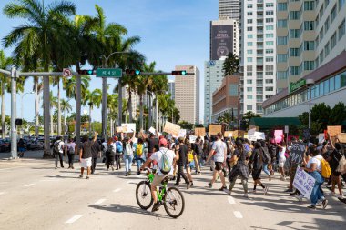 Miami Downtown, FL, ABD - 31 Mayıs 2020: George Floyd 'un Minnesota' daki polis memurları tarafından öldürülmesi üzerine Güney Florida 'da protestolar düzenleniyor.