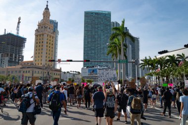 Miami Downtown, FL, ABD - 31 Mayıs 2020: Miami 'de birçok insan Minneapolis' te bir siyahın öldürülmesini protesto ediyor. Miami protestosu canlı. Protestocular George Floyd 'un ölümü.