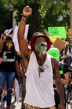 Miami Downtown, FL, ABD - 31 Mayıs 2020 Siyah adam hakları için savaşıyor. Amerika 'nın tüm eyaletlerindeki protesto dalgaları.