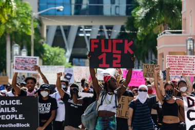 Miami Şehir Merkezi, FL, ABD - 31 Mayıs 2020: George Floyd 'un ölümü için adalet çağrısında bulunmak üzere Miami' de barışçıl yürüyüşler.