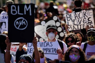 Miami Downtown, FL, ABD - 31 Mayıs 2020: Özgürlük, Özgürlük ve Adalet için BLM Hareketi. Siyahların Yaşamı Önemlidir. George Floyd 'un ölümünden sonra birçok Amerikalı barışçıl protestolara katıldı..