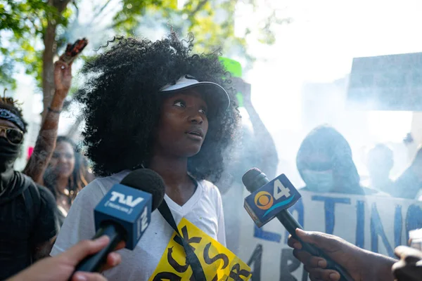 Miami Downtown, FL, USA - MAJ 31, 2020: Svart kvinna i protest. Intervju med kvinnliga aktivister under protesterna i USA. — Stockfoto