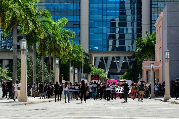 Miami Downtown, FL, ABD - 31 Mayıs 2020 Miami 'de protestocular eyaletler arası 395' i kapattılar. Barışçıl yürüyüşler, protestolar Miami 'de polisle çatışmalar.