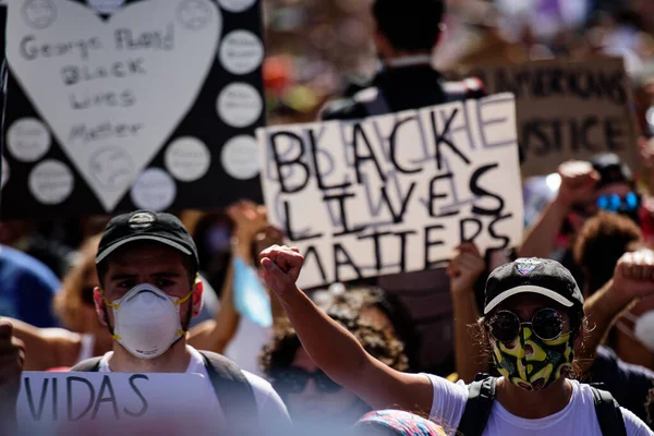 Miami Downtown, FL, Estados Unidos - 31 de mayo de 2020: Black Lives Matter. Muchos estadounidenses acudieron a protestas pacíficas en Estados Unidos contra la muerte de George Floyd: la gente está protestando. Blanco y negro juntos . — Foto de Stock