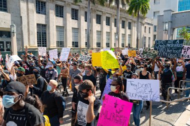 Miami Downtown, FL, ABD - 31 Mayıs 2020: Irkçılığa karşı gösteri, ABD 'li eylemci. Duygusal ırkçılık karşıtı gösteriler. ABD 'de protestolar.